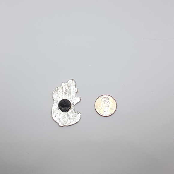 Beanie panda enamel pin panda wearing beanie - Picture 2 of 2